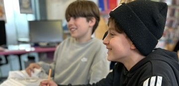 zwei Jungs mit Beutel schmal.jpeg